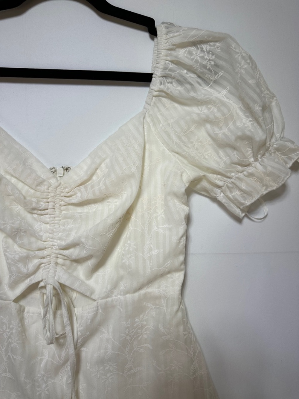 Showpo White Puff Sleeve Mini Dress Embroidered Ruched Front Size 6 - Picture 2 of 7